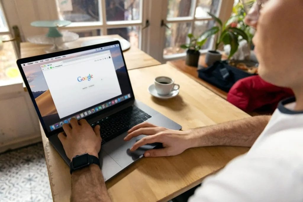 Singapore Ad Agency vs Freelancers: ROI Comparison